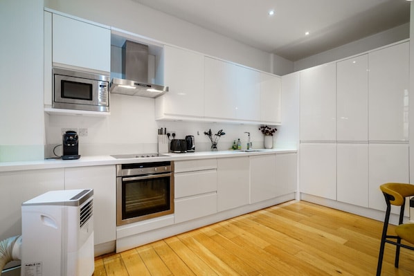 Refrigerador, microondas, horno, placa de cocina