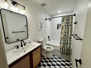 Douche, séchoir à cheveux, serviettes fournies, shampooing