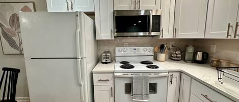 Réfrigérateur, four à micro-ondes, un four, surface de cuisson