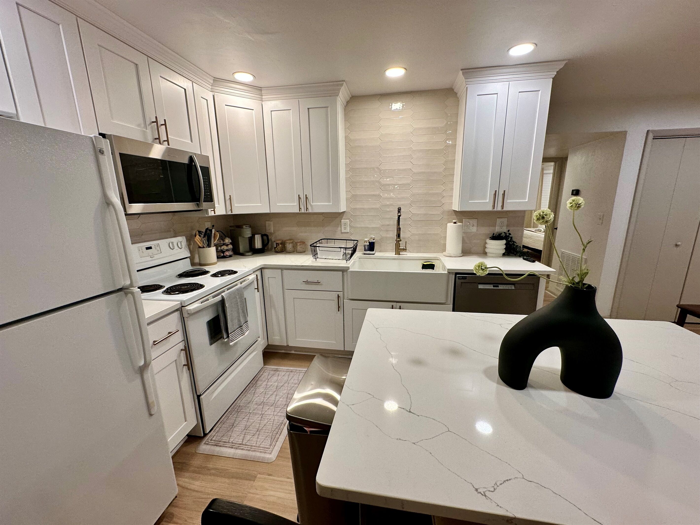 Réfrigérateur, micro-ondes, four, plaque de cuisson