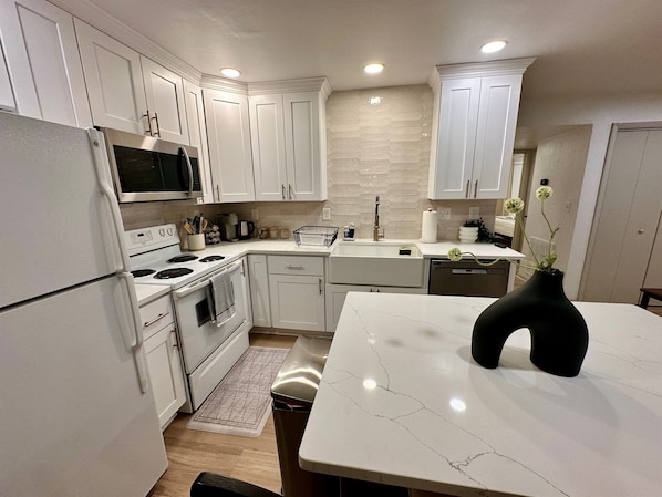 Een koelkast, een microgolfoven, een oven, een kookplaat