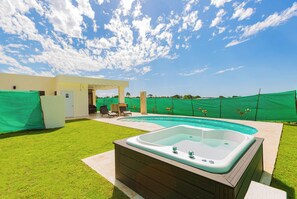 Tina de hidromasaje al aire libre