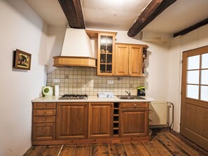 Réfrigérateur, micro-ondes, batterie de cuisine, vaisselle et ustensiles
