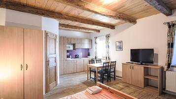 1 bedroom, desk, Internet