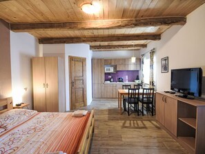 1 sovrum, skrivbord och internet