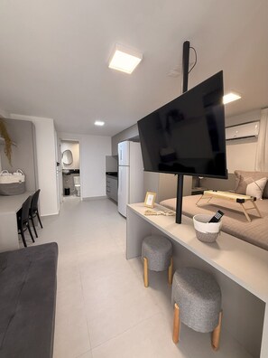 Desk, laptop workspace, iron/ironing board, free WiFi - Traveler Flat Cabo Branco Aurea 50m do mar 402 (João Pessoa)