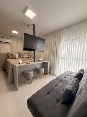 Studio | Desk, laptop workspace, iron/ironing board, free WiFi