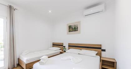 Bliss Triple Room in Gjirokast r