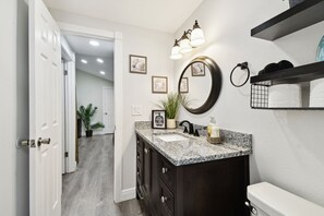 吹风机、毛巾、肥皂、卫生纸