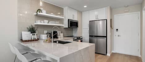 Frigorifero, microonde, forno, piano cottura