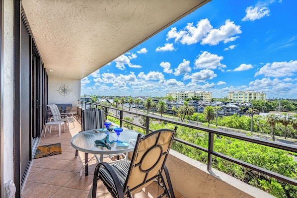 Outdoor dining - Johnnys Island Palm | Walk to Siesta Key Beach, Marina, Dining & Pool (Siesta Key)