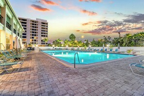 A heated pool - Johnnys Island Palm | Walk to Siesta Key Beach, Marina, Dining & Pool (Siesta Key)