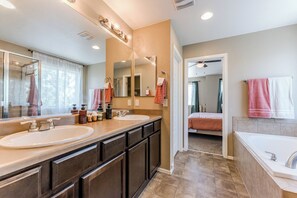 Suihku, hiustenkuivaaja, pyyhkeet, saippua