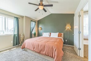 4 chambres, bureau, fer et planche à repasser, lit parapluie