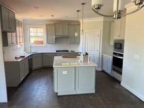 Køleskab, mikrobølgeovn, ovn, kogeplade