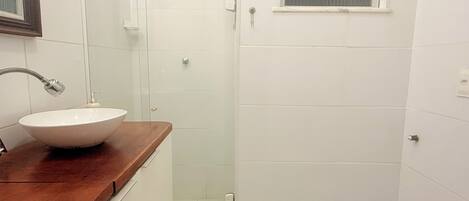 Secador de pelo, toallas, jabón y papel higiénico