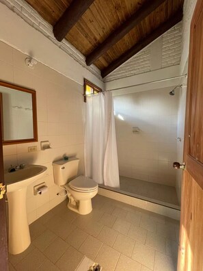 Towels, soap, toilet paper - Charming 4-bedroom country house in Lago Calima with WiFi and lake view (Restrepo)