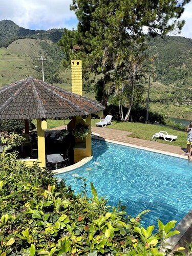 Charming 4-bedroom country house in Lago Calima with WiFi and lake view