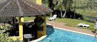 Charming 4-bedroom country house in Lago Calima with WiFi and lake view