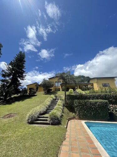 Charming 4-bedroom country house in Lago Calima with WiFi and lake view