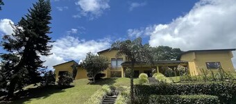 Charming 4-bedroom country house in Lago Calima with WiFi and lake view