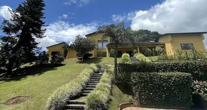 Charming 4-bedroom country house in Lago Calima with WiFi and lake view