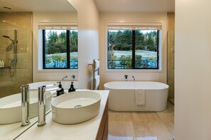 Baignoire et douche séparées, articles de toilette gratuits