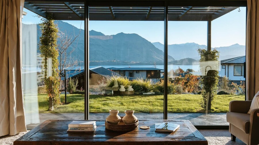 Te Moana - Lake Views - Sleeps 7