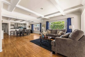 Smart TV - Charming 2-bedroom Condo with Easy walk to Alamitos Beach & Long Beach Marina (Long Beach)