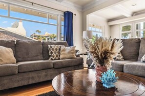 Smart TV - Charming 2-bedroom Condo with Easy walk to Alamitos Beach & Long Beach Marina (Long Beach)