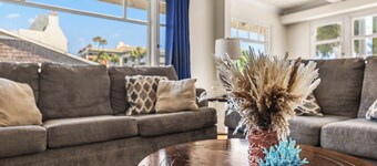 Charming 2-bedroom Condo with Easy walk to Alamitos Beach & Long Beach Marina