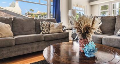 Charming 2-bedroom Condo with Easy walk to Alamitos Beach & Long Beach Marina