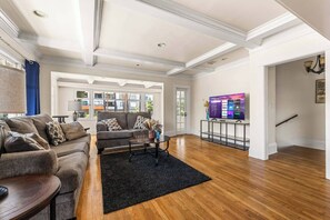 Smart TV - Charming 2-bedroom Condo with Easy walk to Alamitos Beach & Long Beach Marina (Long Beach)