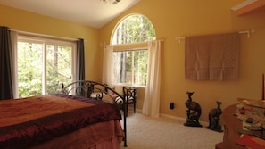 3 bedrooms, iron/ironing board, WiFi, bed sheets - Tranquil 4 bedroom house with 8 person cedar hot tub in Gualala (Gualala)