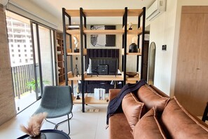 Télévision, table de tennis de table, chaîne hi-fi