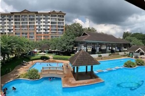 ห้องพัก, 1 ห้องนอน, พร้อมสิ่งอำนวยความสะดวกสำหรับผู้พิการ, ระเบียง | สระว่ายน้ำ | สระว่ายน้ำกลางแจ้ง