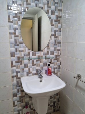 Zimmer, 1 Schlafzimmer, barrierefrei, Balkon | Badezimmer