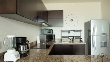 Frigorífico, microondas, horno y placa de cocina