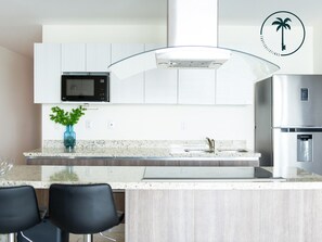 Réfrigérateur, micro-ondes, plaque de cuisson, cafetière/bouilloire