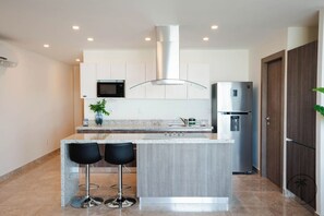 Een magnetron, een kookplaat, een koffiezetapparaat/waterkoker