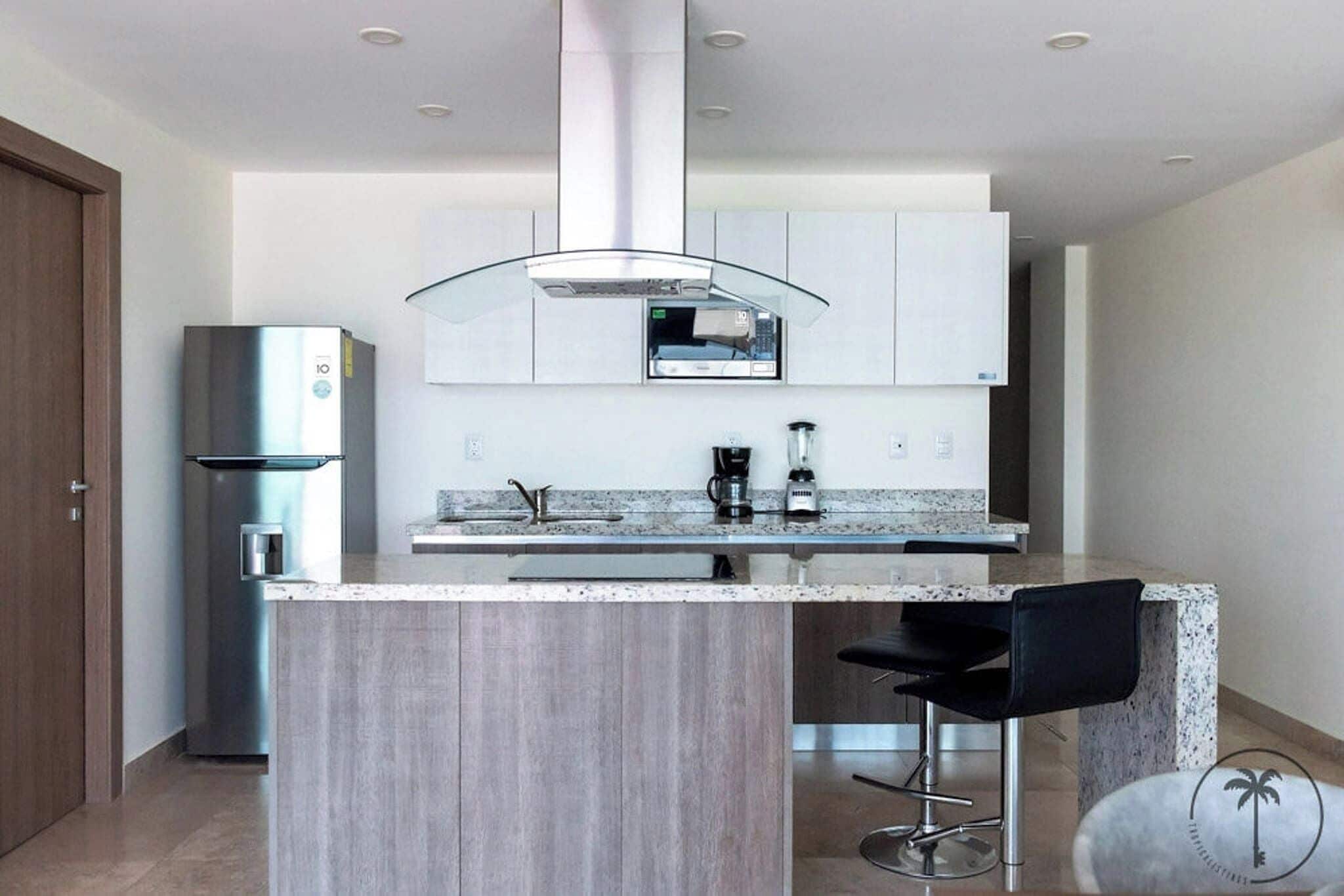 Microondas, cafetera/tetera, utensilios de cocina