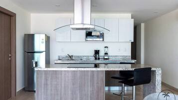 Microondas, cafetera/tetera, utensilios de cocina