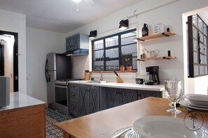 Fridge, microwave, oven, stovetop - Cozy & Comfortable Apt. with excellent Lighting (Mazatlán)
