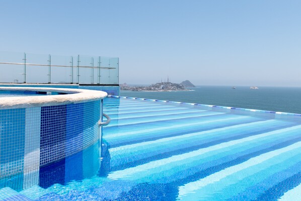 Pool - Elegant Family Apartment in the Malecon (Mazatlán)