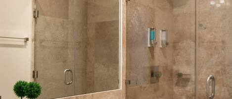 Een douche, handdoeken, zeep, shampoo