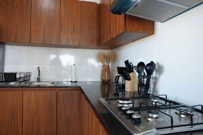 Een koelkast, een magnetron, een oven, een kookplaat