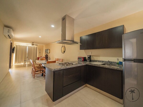Fridge, oven, stovetop, coffee/tea maker