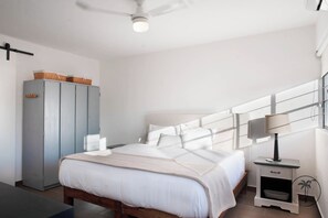 Een strijkplank/strijkijzer, gratis wifi, beddengoed