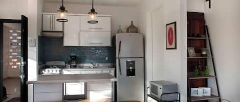 Geladeira, micro-ondas, fogão, cooktop