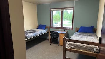 2 bedrooms, desk, WiFi, bed sheets